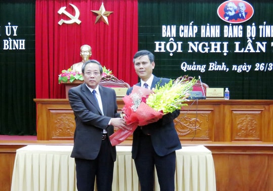 Bí thư Tỉnh ủy Quảng Bình Hoàng Đăng Quang (bên trái) chúc mừng ông Trần Thắng được bầu giữ chức Phó Bí thư Thường trực Tỉnh ủy. Ảnh TL