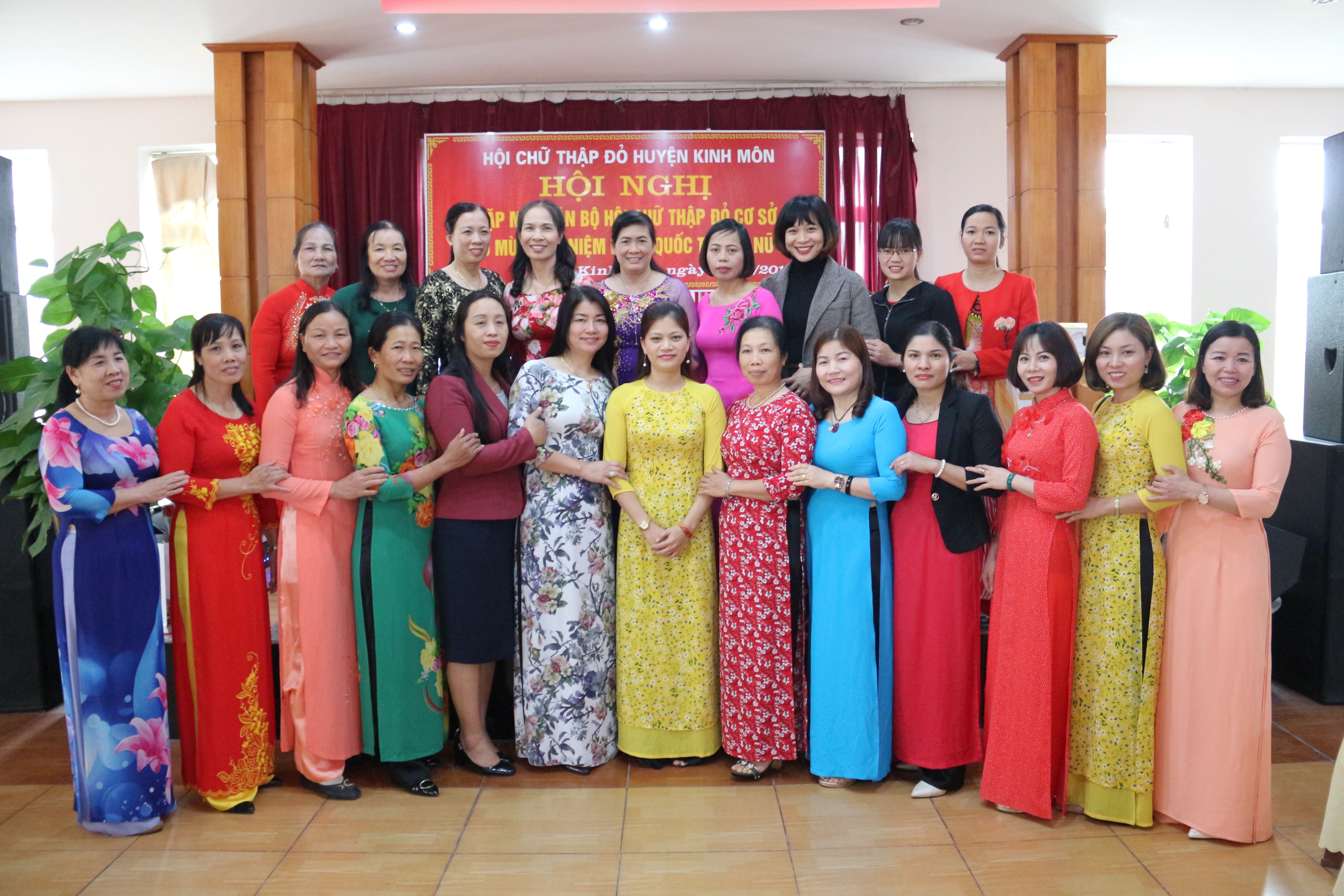Đội ngũ cán bộ nữ Hội chữ thập đỏ Kinh Môn chụp ảnh lưu niệm nhân ngày quốc tế phụ nữ 8/3