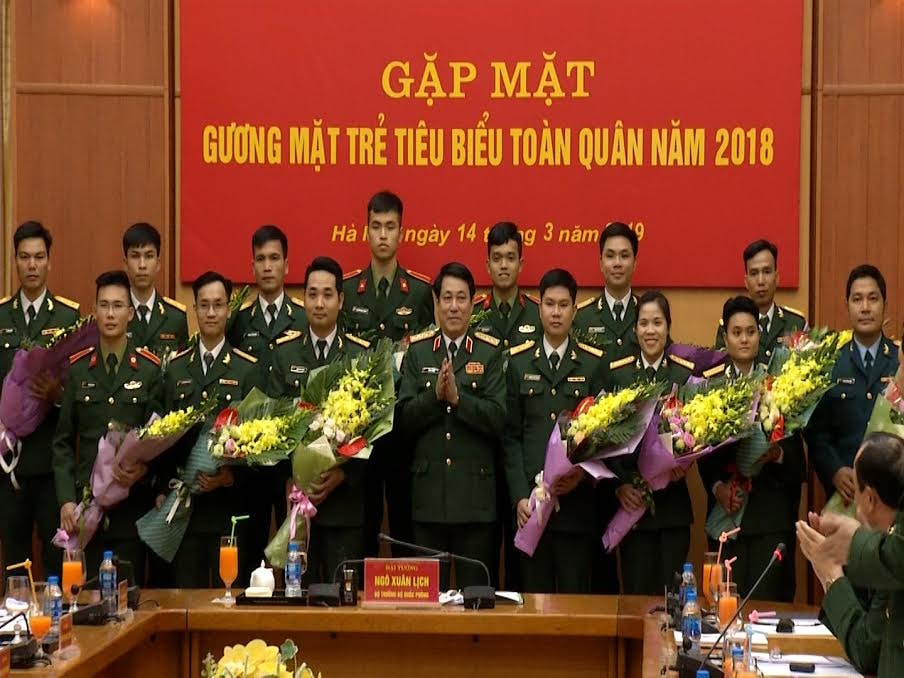 Đại úy, nhà báo Phạm Hồng Khánh (hàng đầu, thứ 3 từ trái sang) được tuyên dương là Gương mặt trẻ triển vọng toàn quân năm 2018 (Ảnh: NVCC)