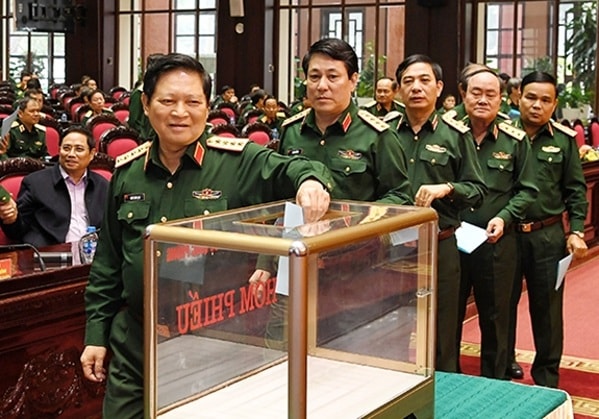 Các đại biểu tiến hành bỏ phiếu lấy phiếu tín nhiệm. Ảnh QĐND
