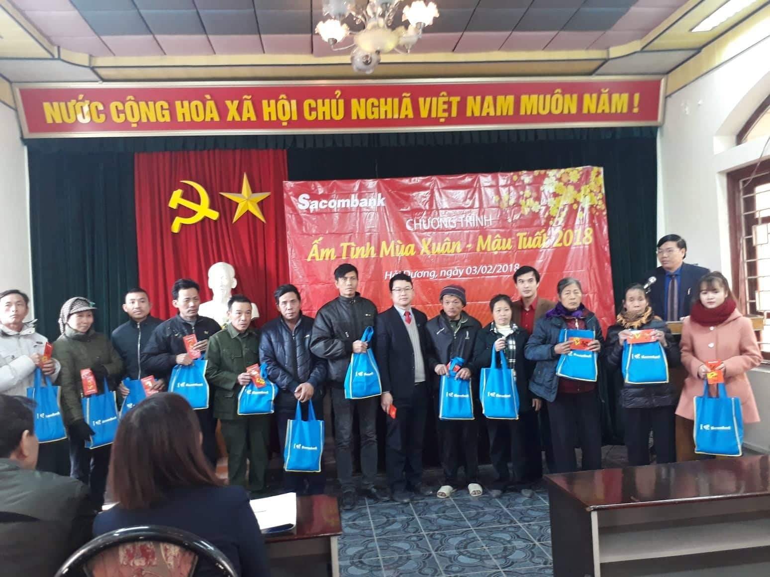 Một trong những buổi trao quà cho người có hoàn cảnh khó khăn