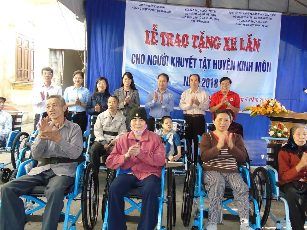 trao tặng xe lăn cho người khuyết tật