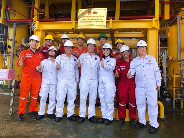 Đồng chí Lê Quốc Phong, Ủy viên dự khuyết Trung ương Đảng, Bí thư thứ nhất Trung ương Đoàn (người đứng giữa, hàng trên) thăm giàn khai thác mỏ Cá Tầm