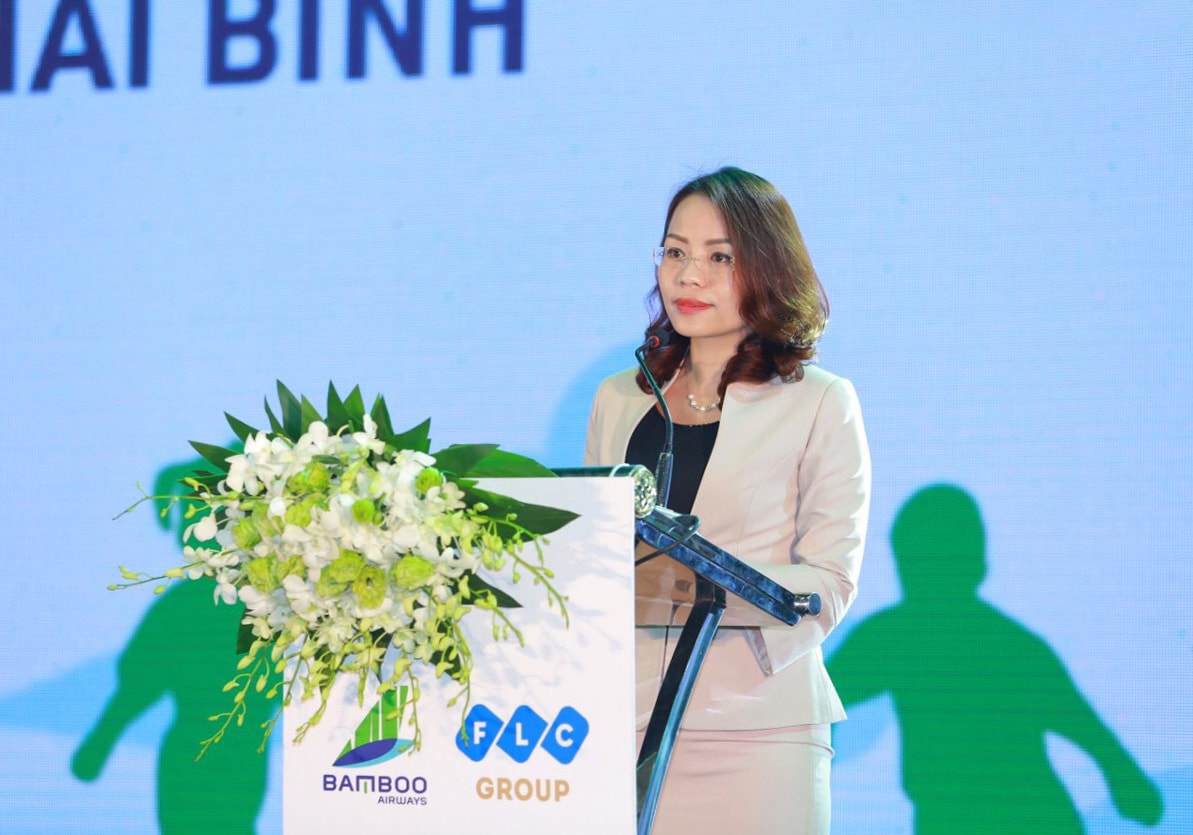 Bà Hương Trần Kiều Dung - PCT HĐQT kiêm Tổng Giám đốc Tập đoàn FLC phát biểu khai mạc Lễ ra mắt Câu lạc bộ Đào tạo bóng đá trẻ Bamboo Airways Thái Bình