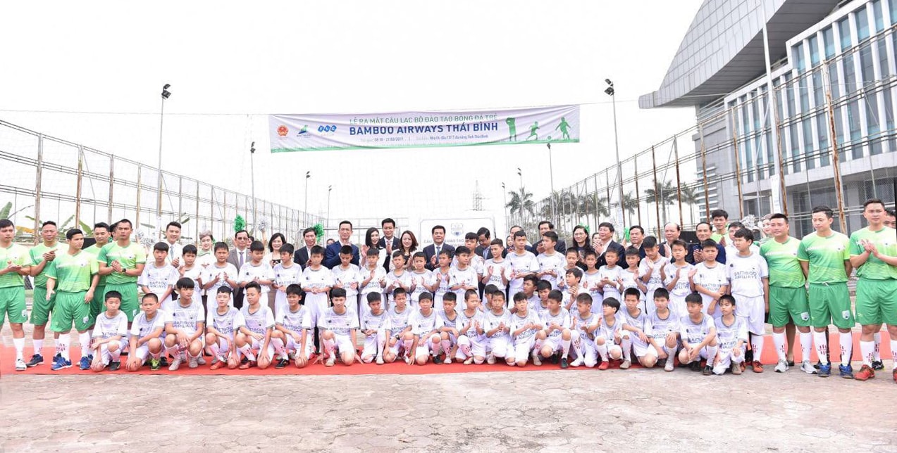Chụp ảnh kỷ niệm cùng Ban huấn luyện & các cầu thủ nhí CLB Đào tạo bóng đá trẻ Bamboo Airways Thái Bình