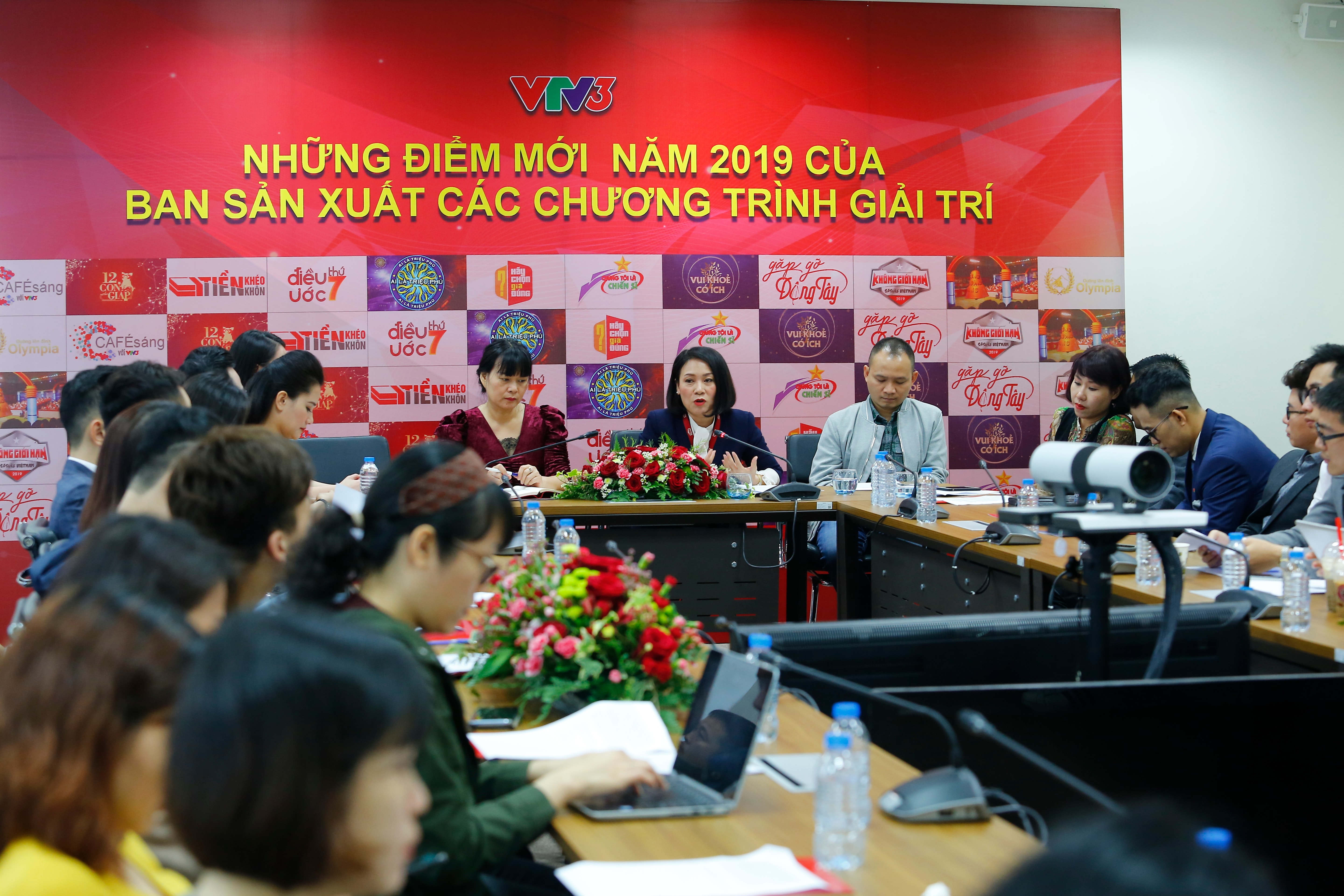 Nhà báo Tạ Bích Loan - Trưởng Ban Sản xuất các chương trình Giải trí trao đổi tại buổi họp báo (Ảnh: VTV)