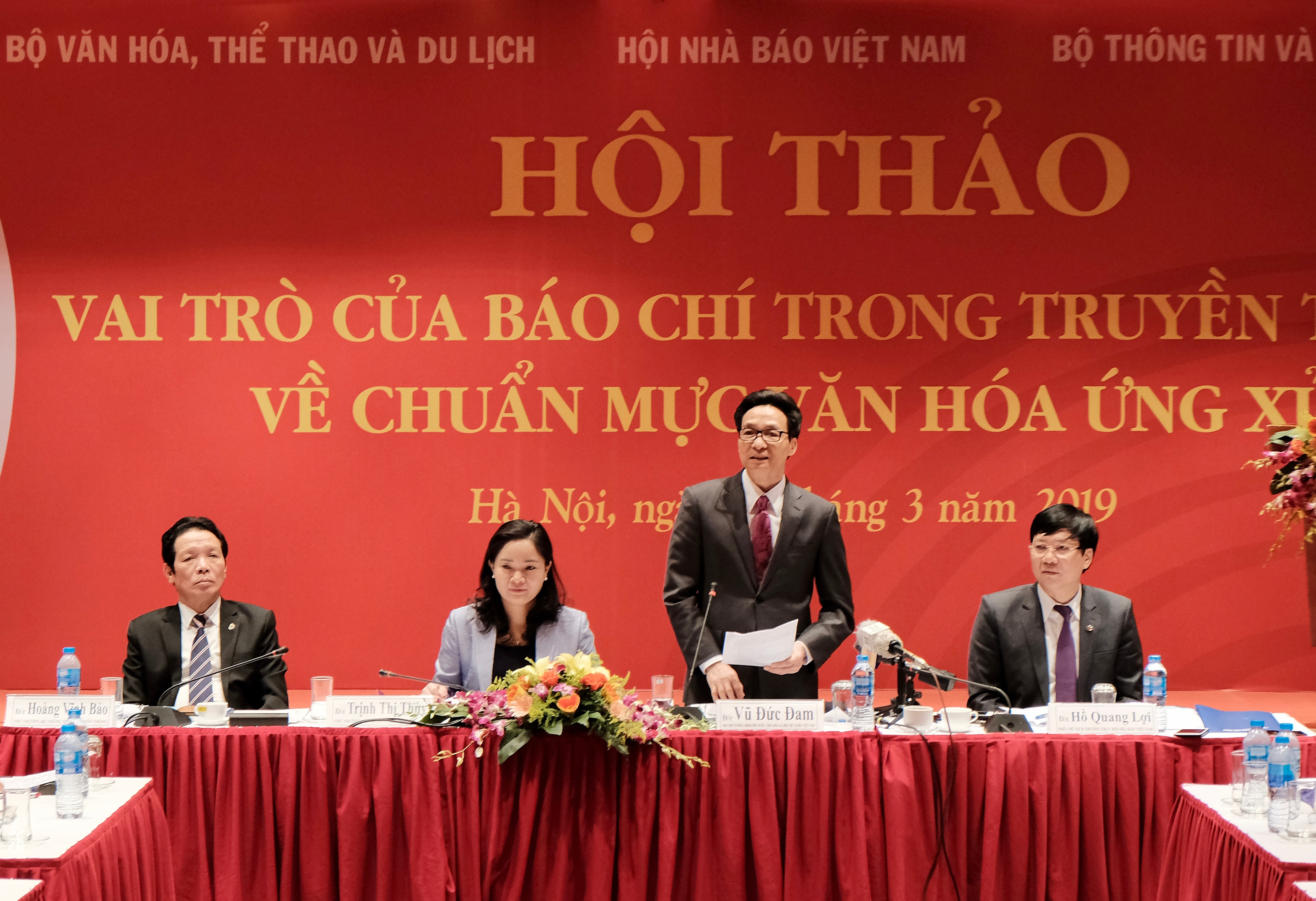Phó Thủ tướng Vũ Đức Đam chủ trì và phát biểu chỉ đạo tại Hội thảo “Vai trò của báo chí trong truyền thông về chuẩn mức văn hóa ứng xử” trong khuôn khổ Hội Báo toàn quốc 2019. Ảnh: PV