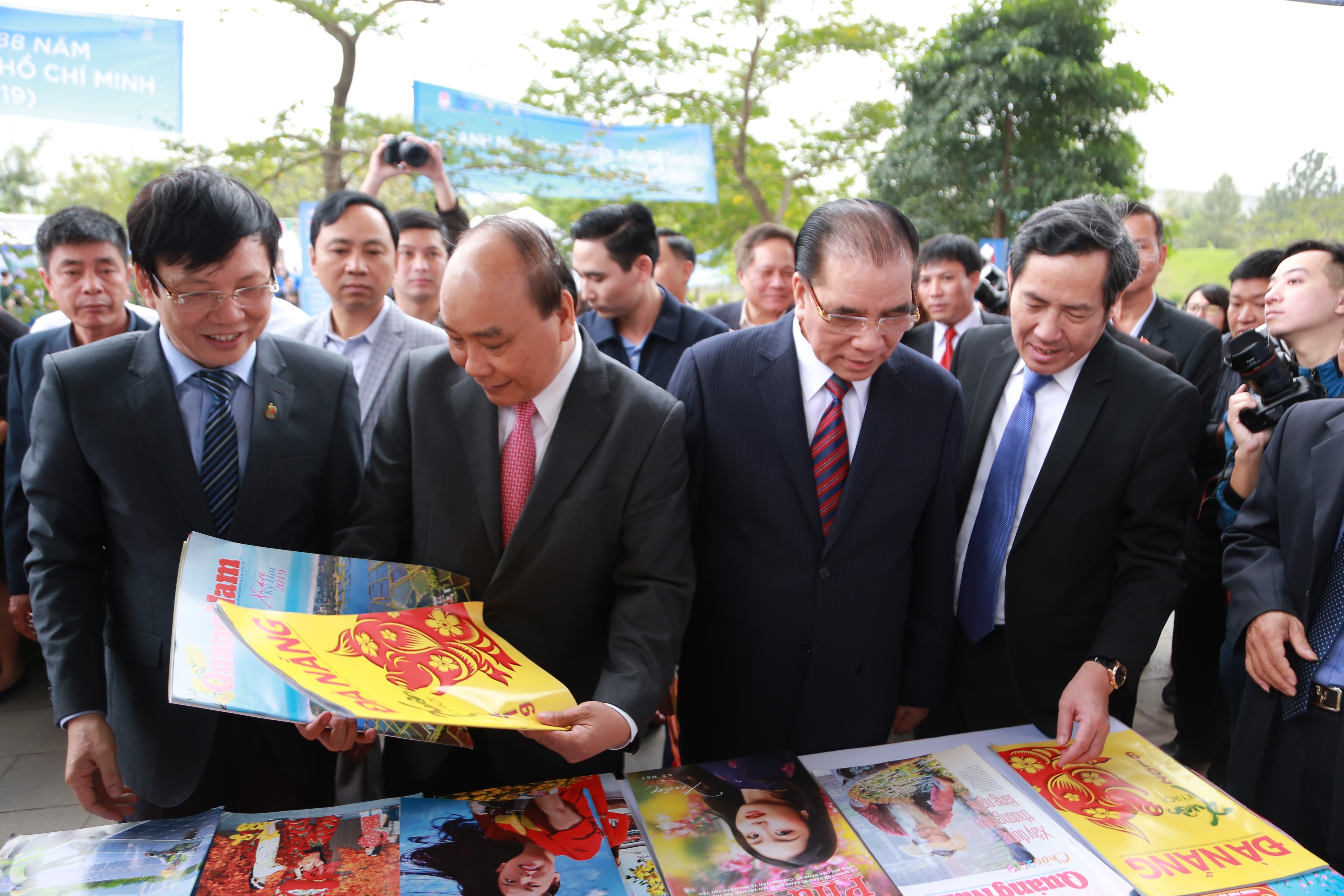Thủ tướng Chính phủ Nguyễn Xuân Phúc cùng các đại biểu thăm quan các gian trưng bày tại Hội Báo. Ảnh: Mạnh Nguyễn