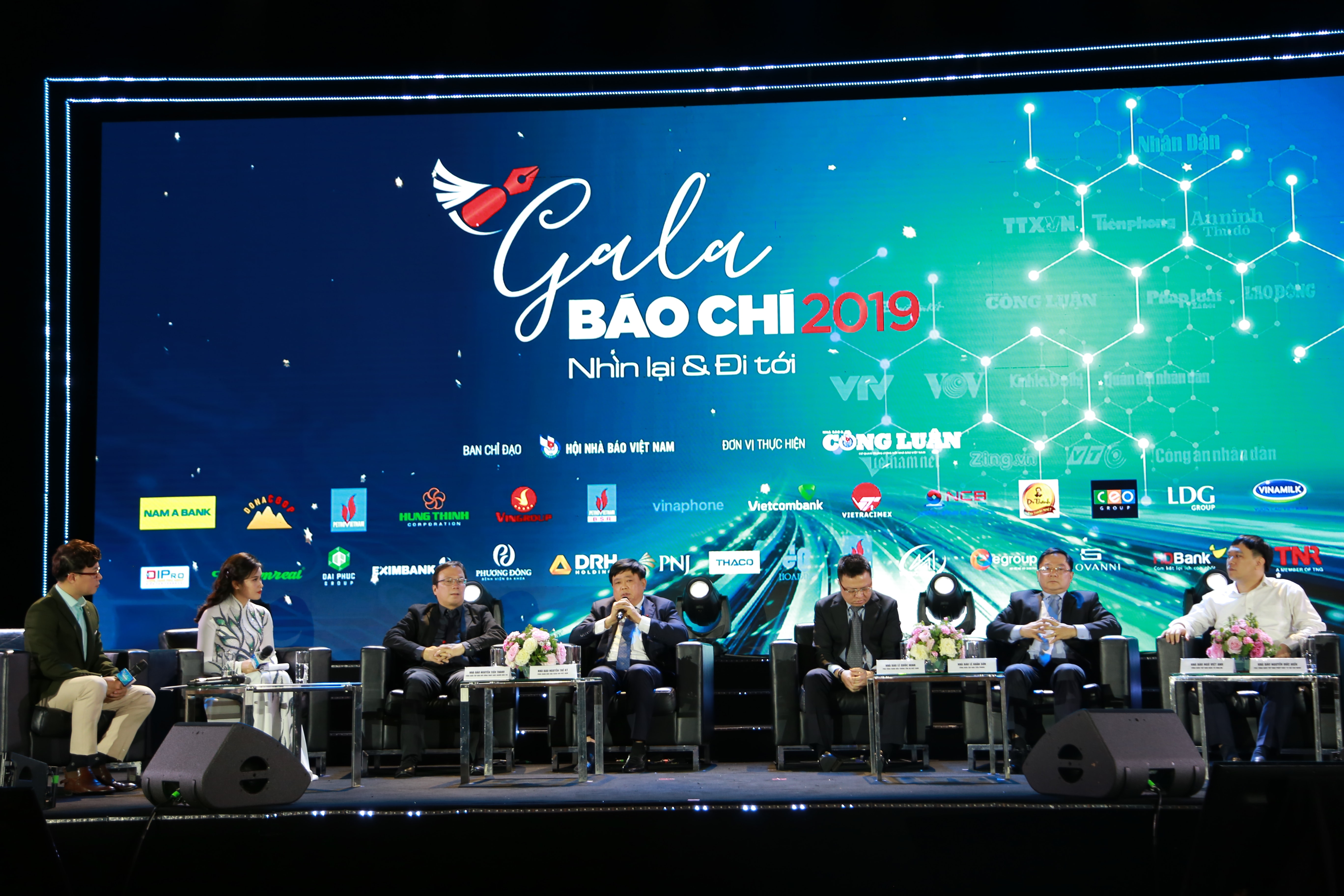Một điểm nhấn quan trọng trên sân khấu Gala báo chí lần thứ nhất “Nhìn lại và đi tới” do Báo Nhà báo và Công luận tổ chức là talkshow “Tổng biên tập 4.0 - Thời cơ và thách thức”. Ảnh: Mạnh Nguyễn