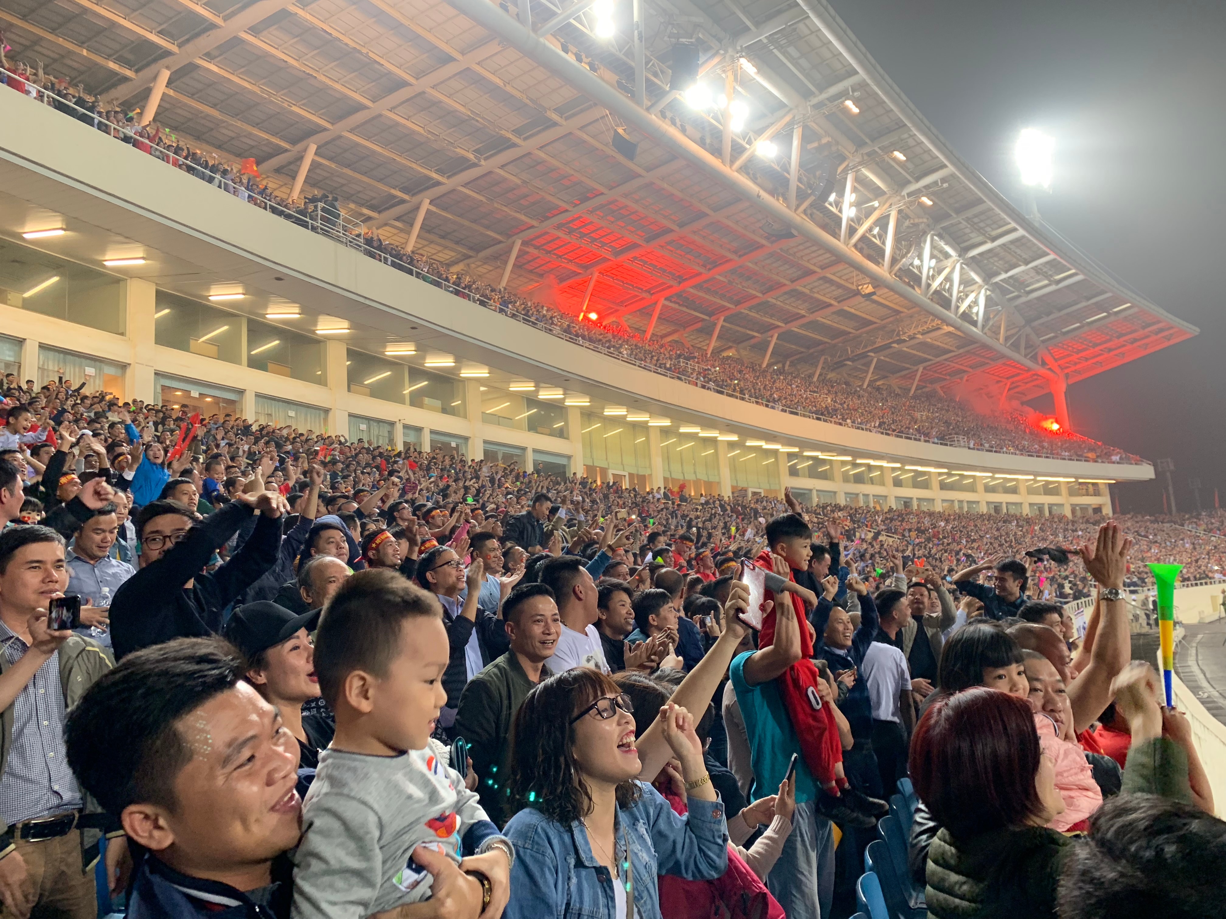 Gần 4 vạn CĐV trên SVĐ Quốc Gia Mỹ Đình 4 lần được ăn mừng bàn thắng của U23 Việt Nam. Ảnh: Hoàng Dương