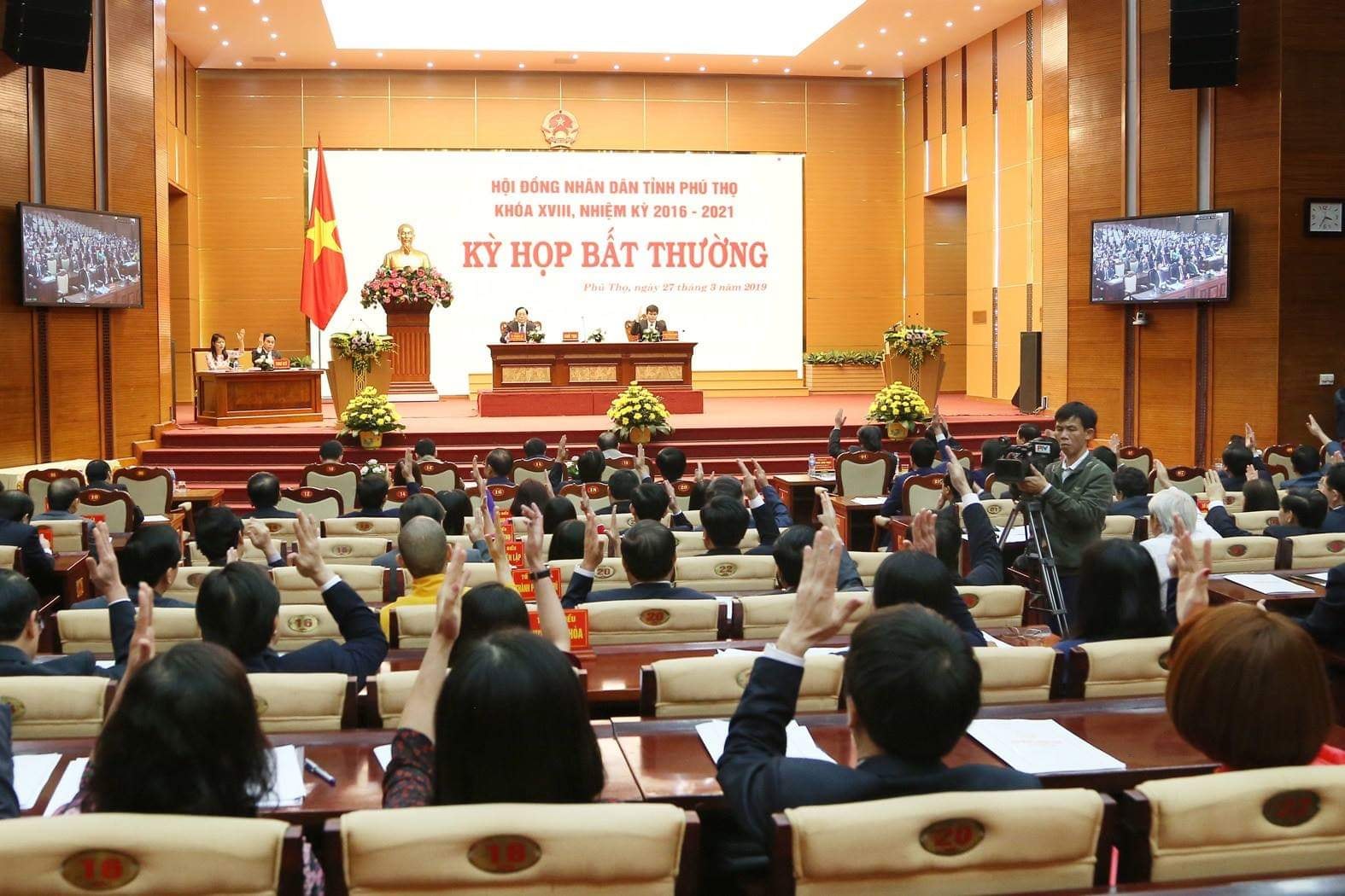 HĐND tỉnh Phú Thọ khóa XVIII đã tổ chức kỳ họp bất thường để thông qua công tác cán bộ theo quy định.