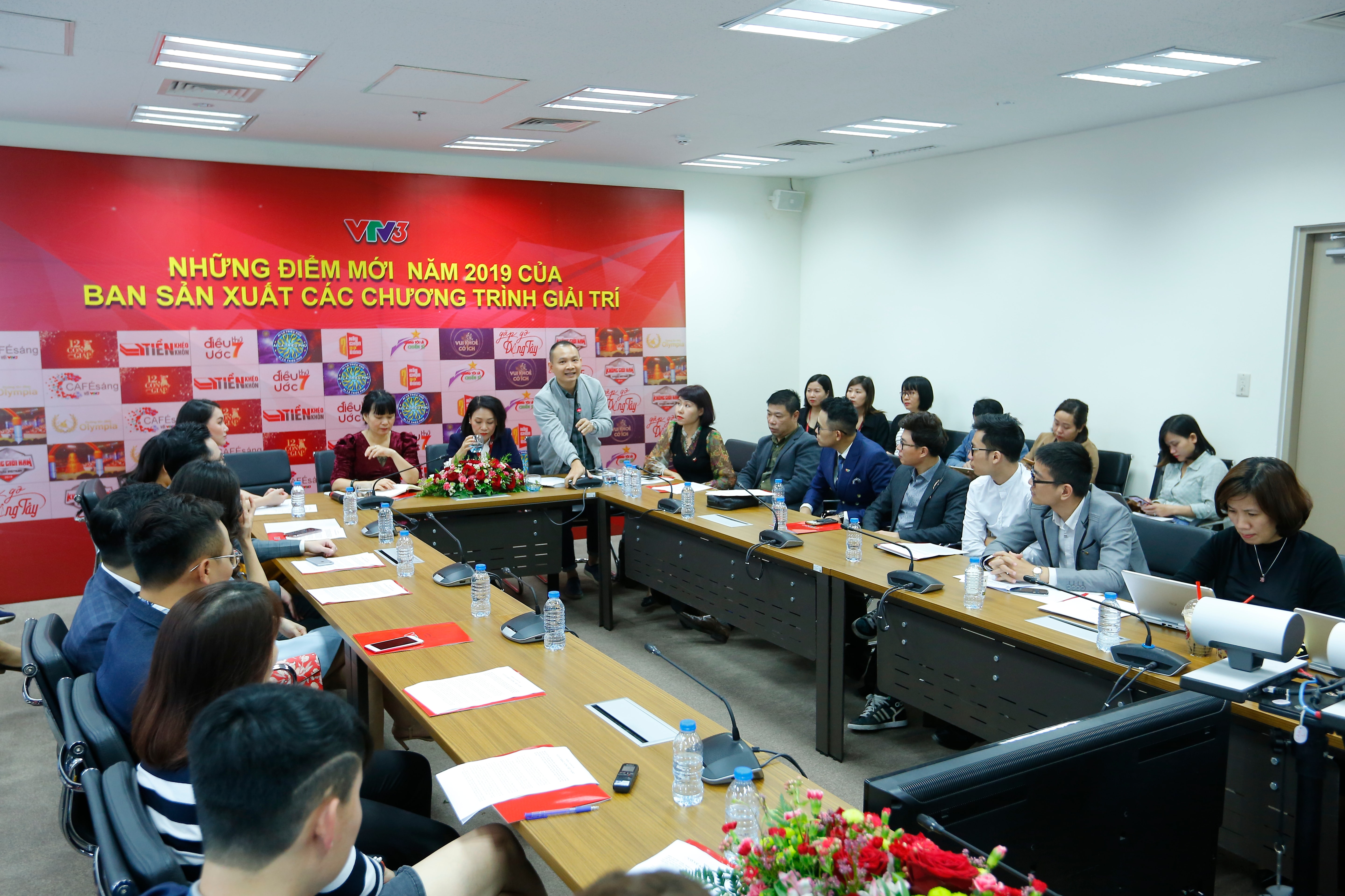 Nhà báo Lại Bắc Hải Đăng - Phó trưởng Ban Sản xuất các chương trình Giải trí trao đổi tại buổi họp báo (Ảnh: VTV)