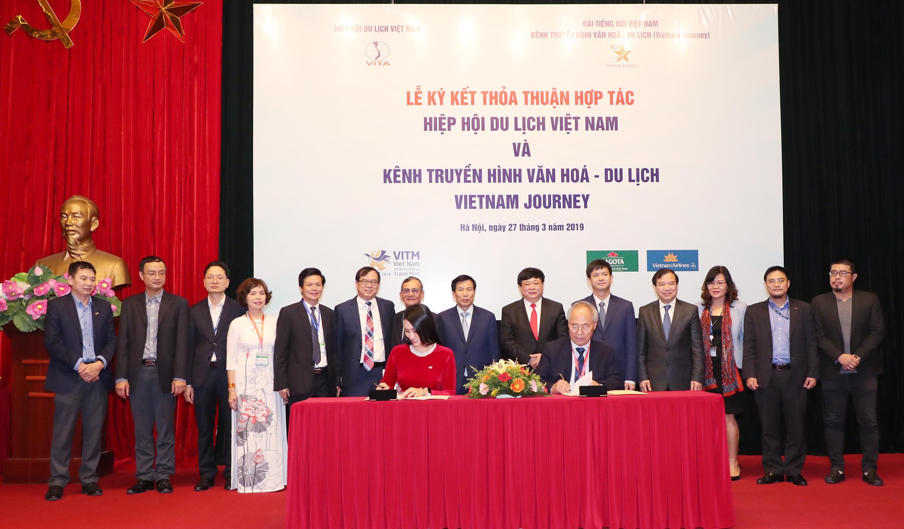 Đại diện Hiệp hội Du lịch Việt Nam và Kênh truyền hình Văn hóa Du lịch ký kết thỏa thuận hợp tác