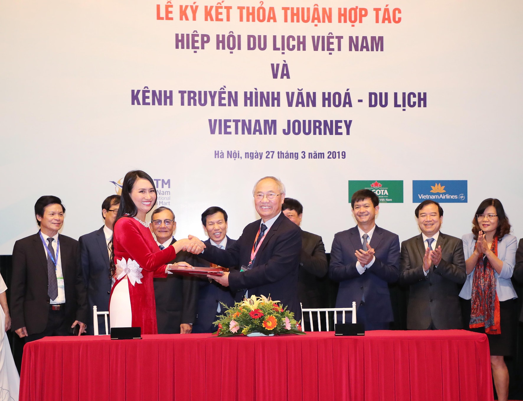 Bà Vũ Thị Thanh Tâm - Giám đốc Kênh Truyền hình Văn hóa Du lịch Vietnam Journey và ông Vũ Thế Bình - Phó Chủ tịch Thường trực Hiệp hội Du lịch Việt Nam trao biên bản thỏa thuận hợp tác. Ảnh: Báo Văn hóa