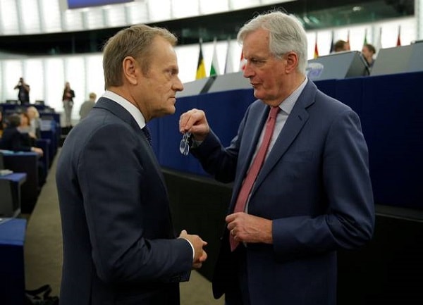 Trưởng đoàn đàm phán Brexit của EU, Michel Barnier (phải) và Chủ tịch Hội đồng châu Âu, Donald Tusk. Ảnh: Reuters