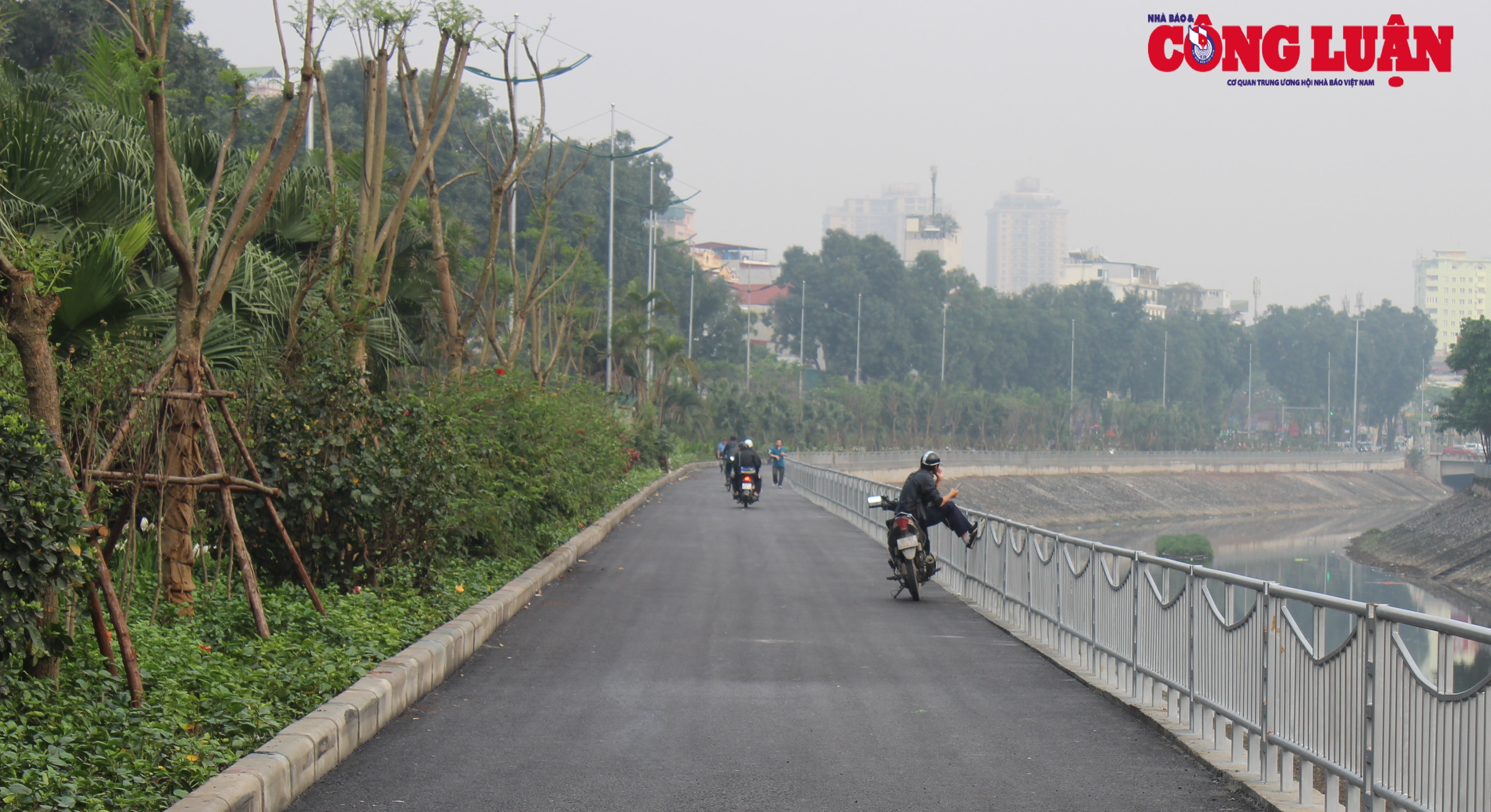 Bất chấp biển cấm, một số người dân vô tư đi xe máy vào đường dành riêng cho người đi bộ và đi xe đạp