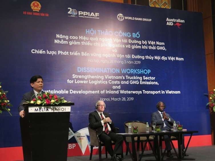 Bộ trưởng Bộ Giao thông Vận tải Nguyễn Văn Thể phát biểu tại hội thảo sáng 28/3 (Ảnh Hồng Xiêm)