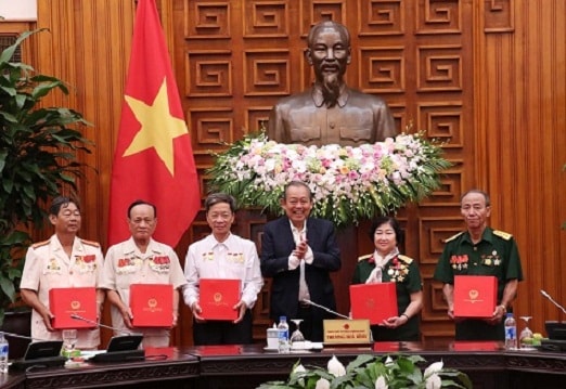 Phó Thủ tướng Thường trực Trương Hòa Bình tặng quà cho đoàn. Ảnh: VGP
