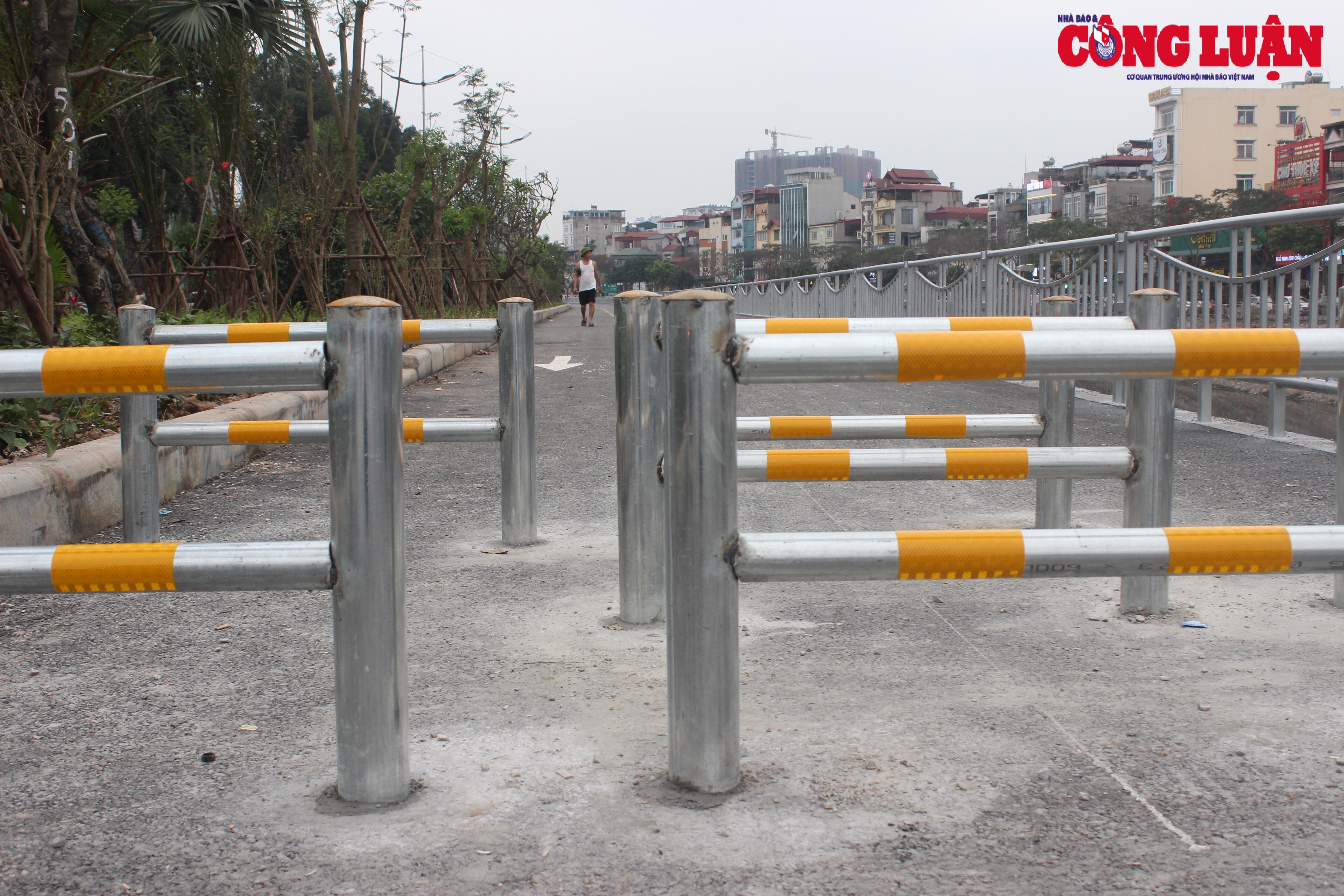 Việc lắp đặt Barie giúp ngăn chặn xe máy nhưng gây bất tiện cho người đi xe đạp và người khuyết tật di chuyển vào tuyến đường