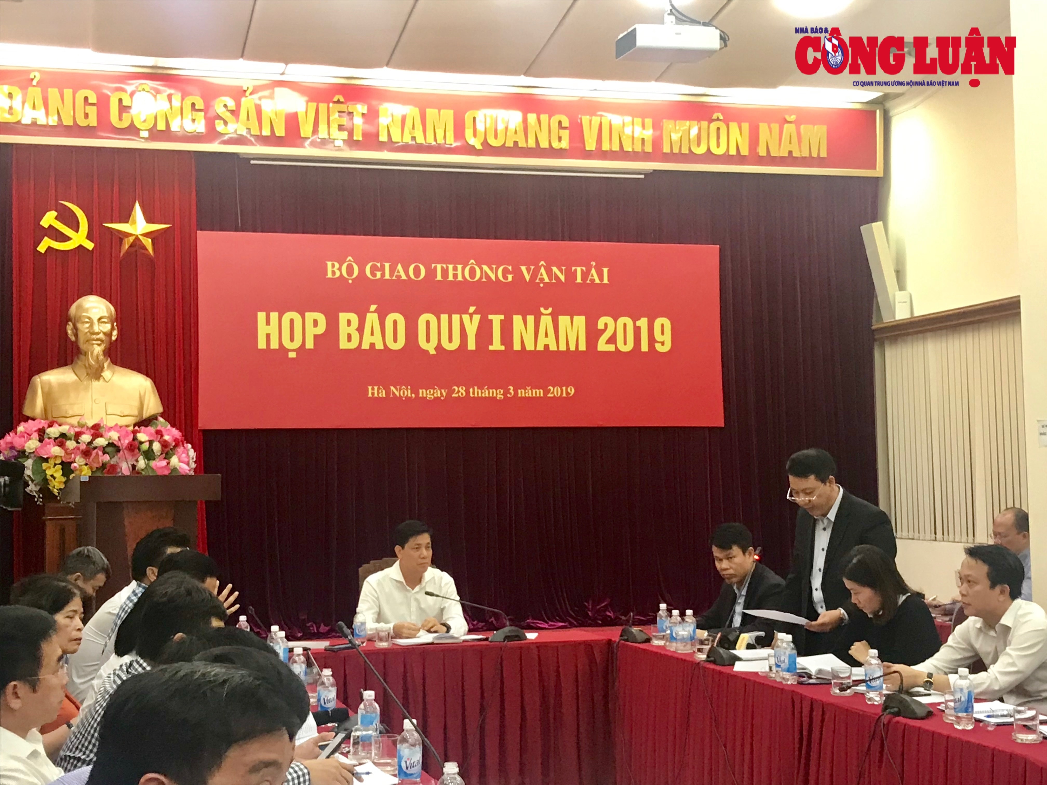 Thứ trưởng Bộ GTVT Nguyễn Ngọc Đông và Vụ trưởng Vụ Vận tải (Bộ GTVT) Trần Bảo Ngọc trả lời về đề xuất cấm xe máy tại Hà Nội và TP. Hồ Chí Minh