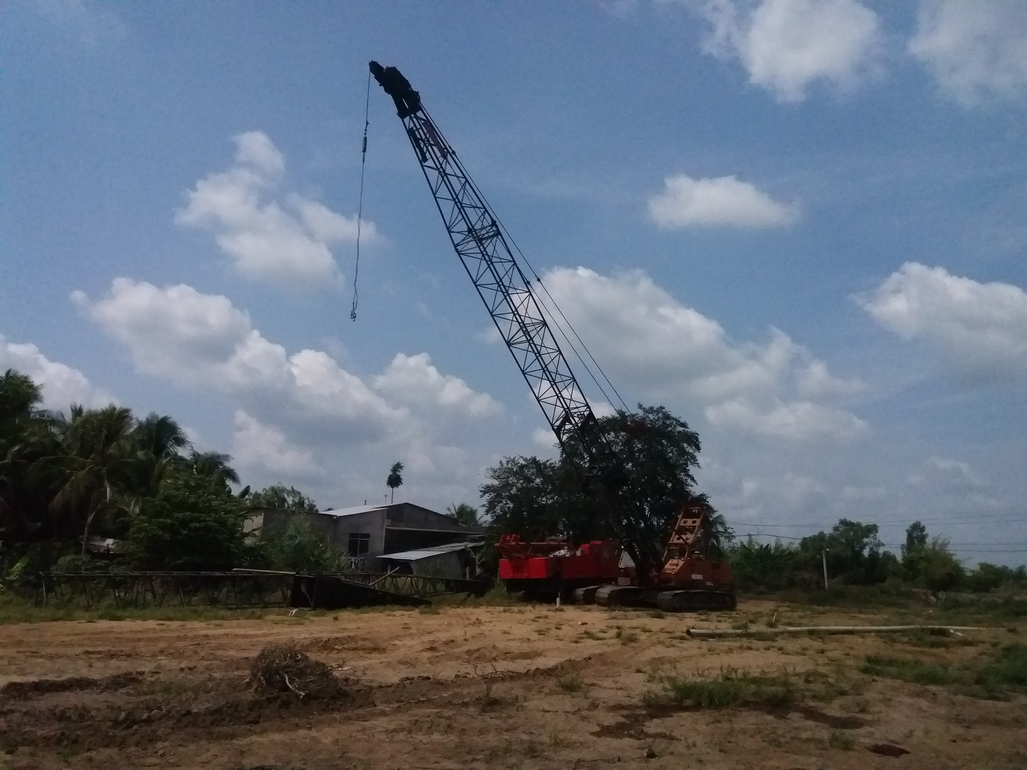 Cần cẩu thi công đường cao tốc sát nhà dân