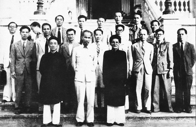 Cụ Huỳnh Thúc Kháng bên cạnh Chủ tịch Hồ Chí Minh