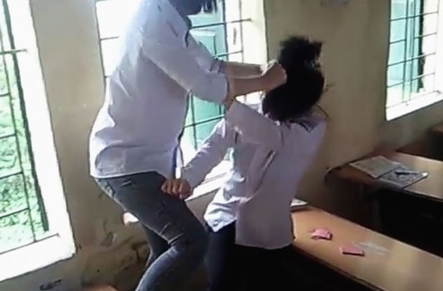 Nữ sinh nữ học sinh lớp 9 Trường THCS Phù Ủng bị bạn đánh (Ảnh cắt từ Video clip)