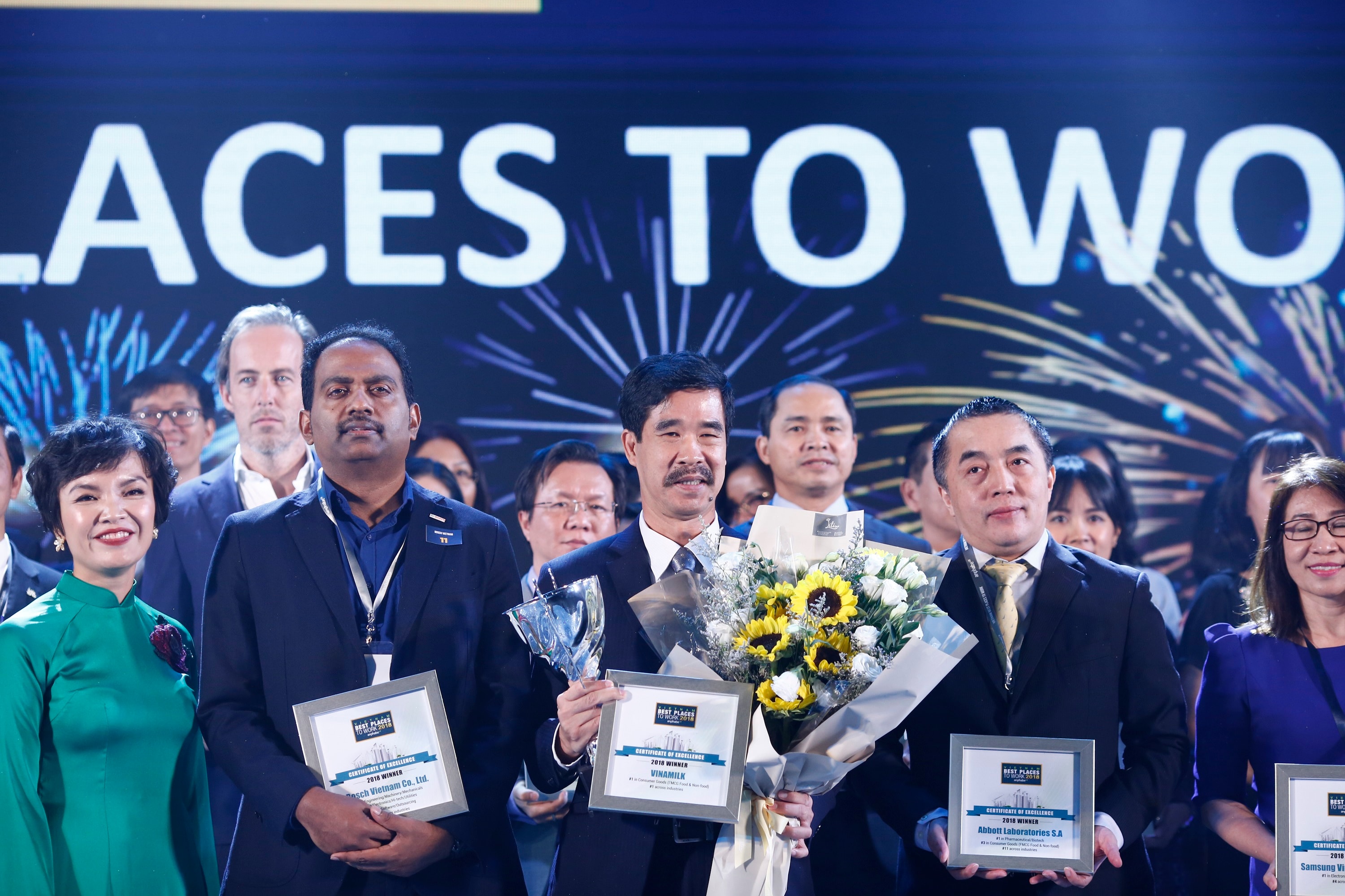 Ông Nguyễn Quốc Khánh – Giám đốc Điều hành Vinamilk nhận giải thưởng “Top 100 nơi làm việc tốt nhất” năm 2018