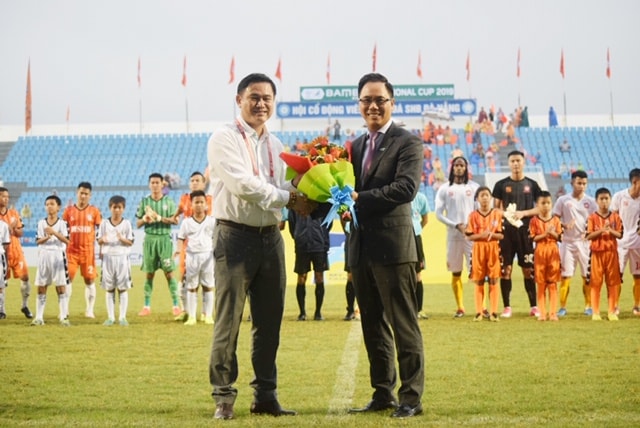 Ông Trần Anh Tú - Chủ tịch HĐQT, Tổng Giám đốc Công ty VPF (bên trái) và ông Đặng Tất Thắng - Phó Chủ tịch thường trực Hãng hàng không Bamboo Airways chính thức khai mạc Giải bóng đá Cúp Quốc gia - Bamboo Airways 2019