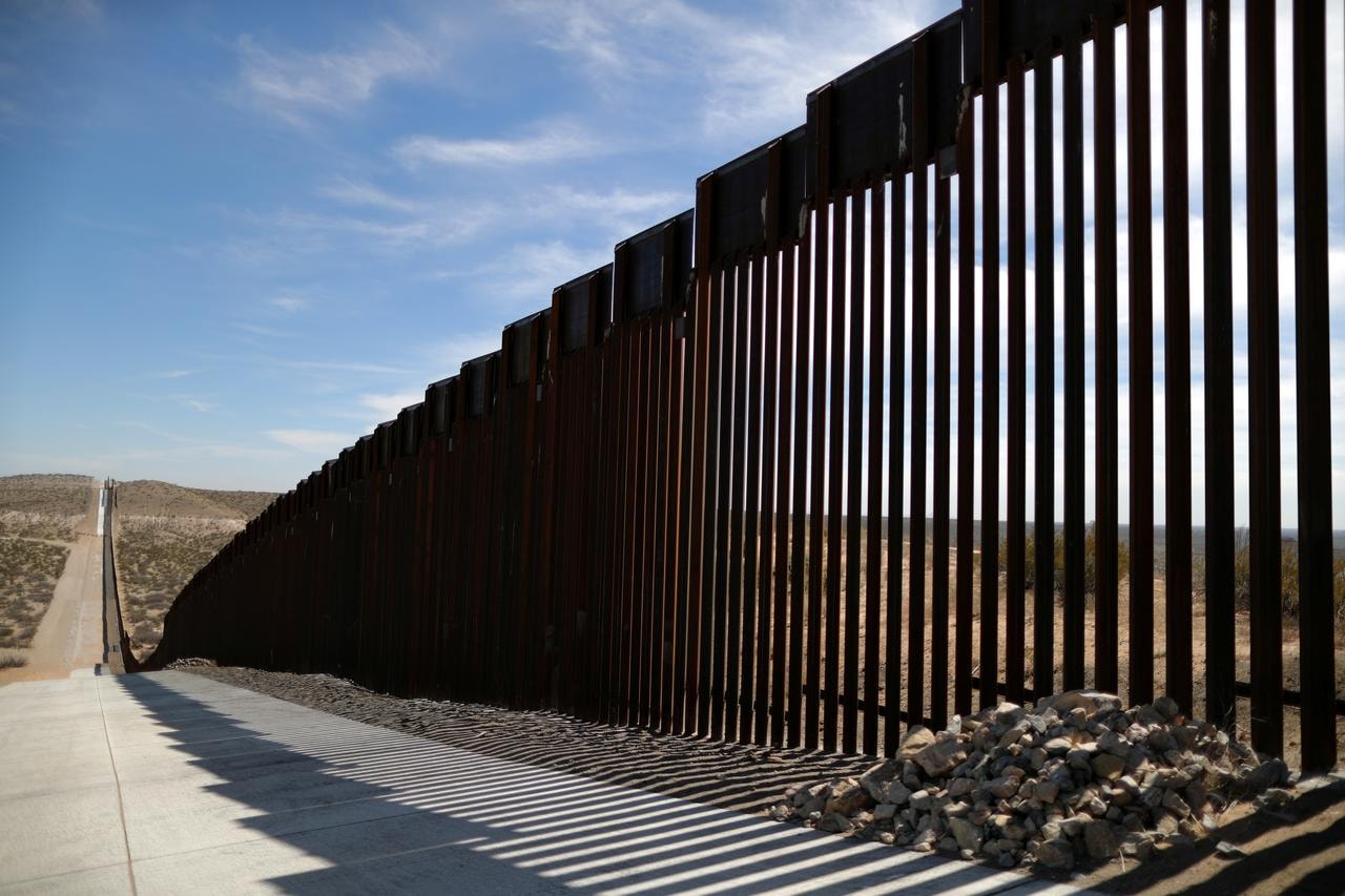 Hàng giao biên giới với Mexico. Ảnh: Reuters