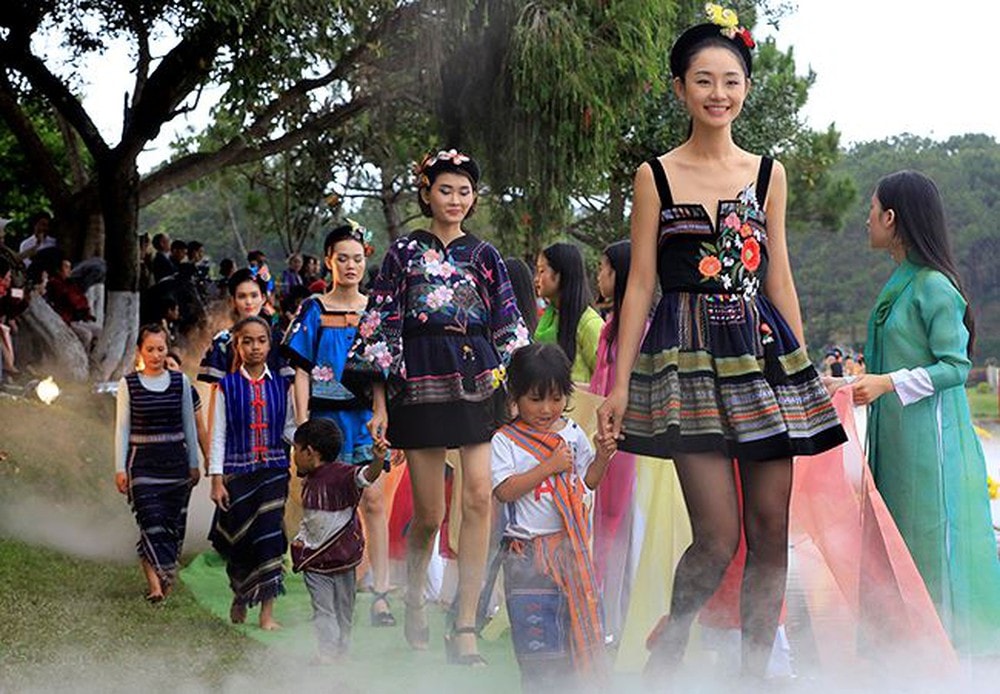 Sản phẩm dệt thổ cẩm trình diễn tại festival Huế..