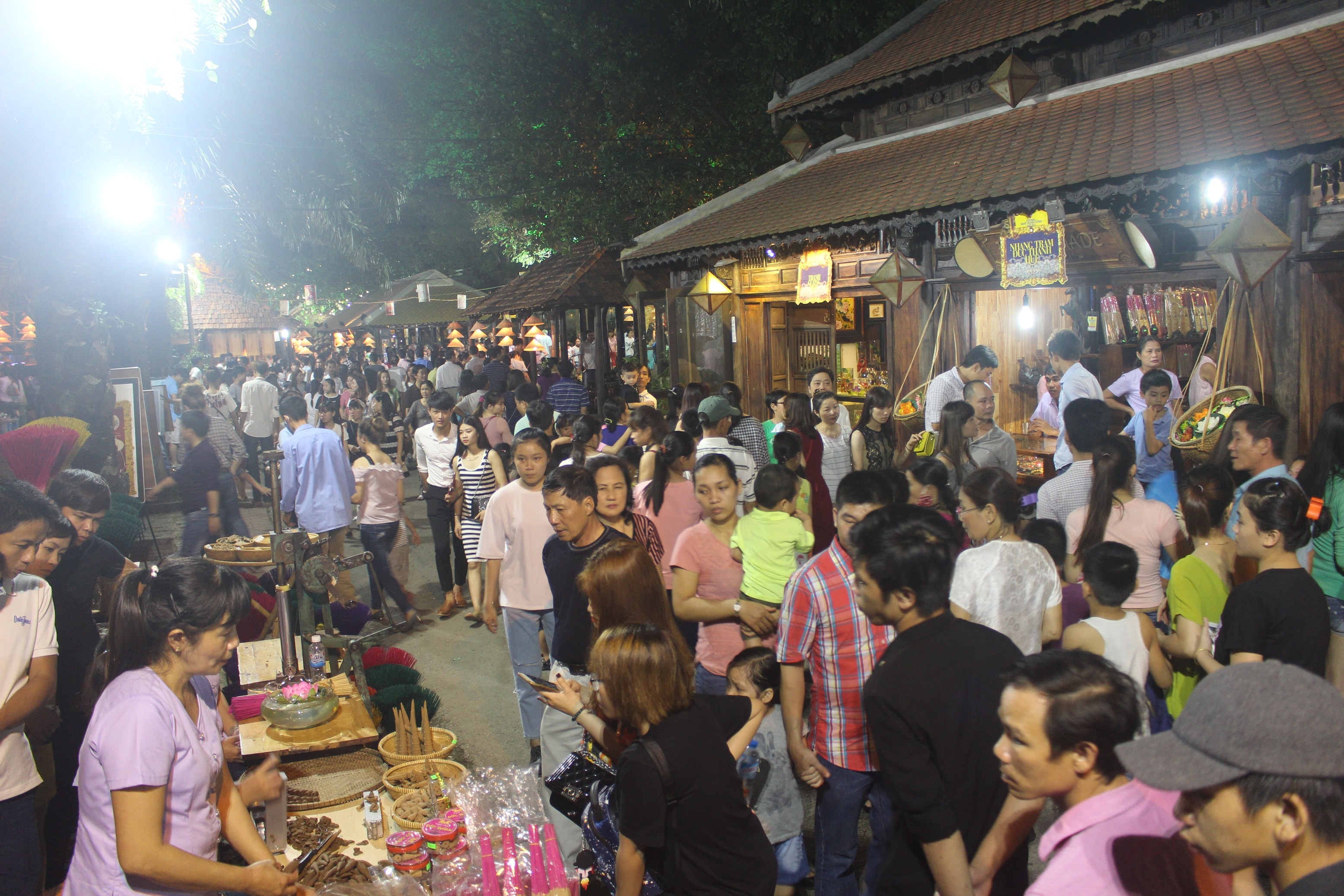 Rất đông đảo du khách trong và ngoài nước đến tham dự Festival Huế.
