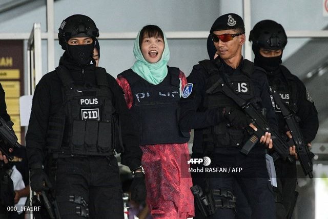 Đoàn Thị Hương nở nụ cười khi rời tòa thượng thẩm ở ngoại ô Kuala Lumpur: Ảnh AFP