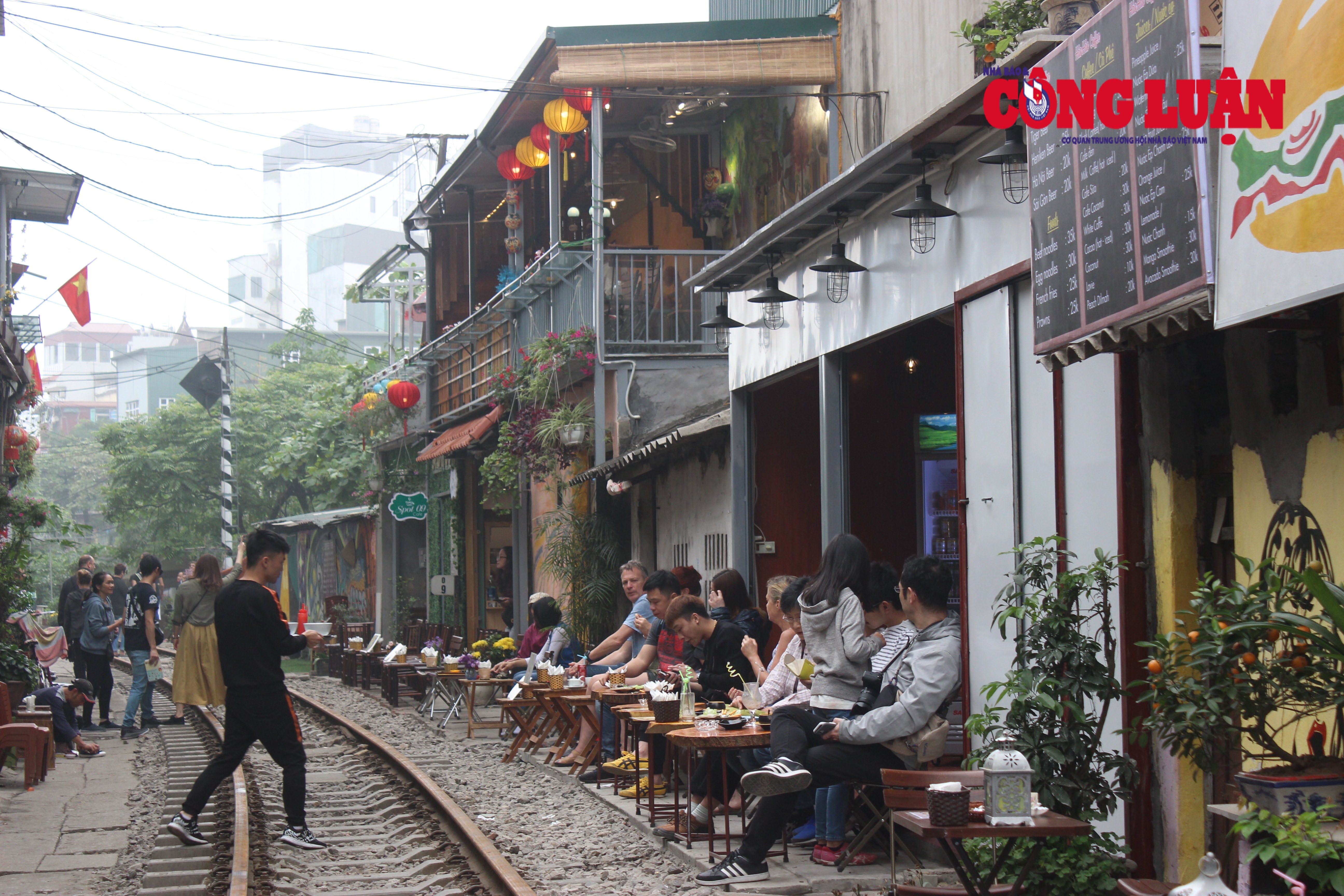 Người dân đang đánh cược sinh mạng của mình với “Cafe đường tàu”