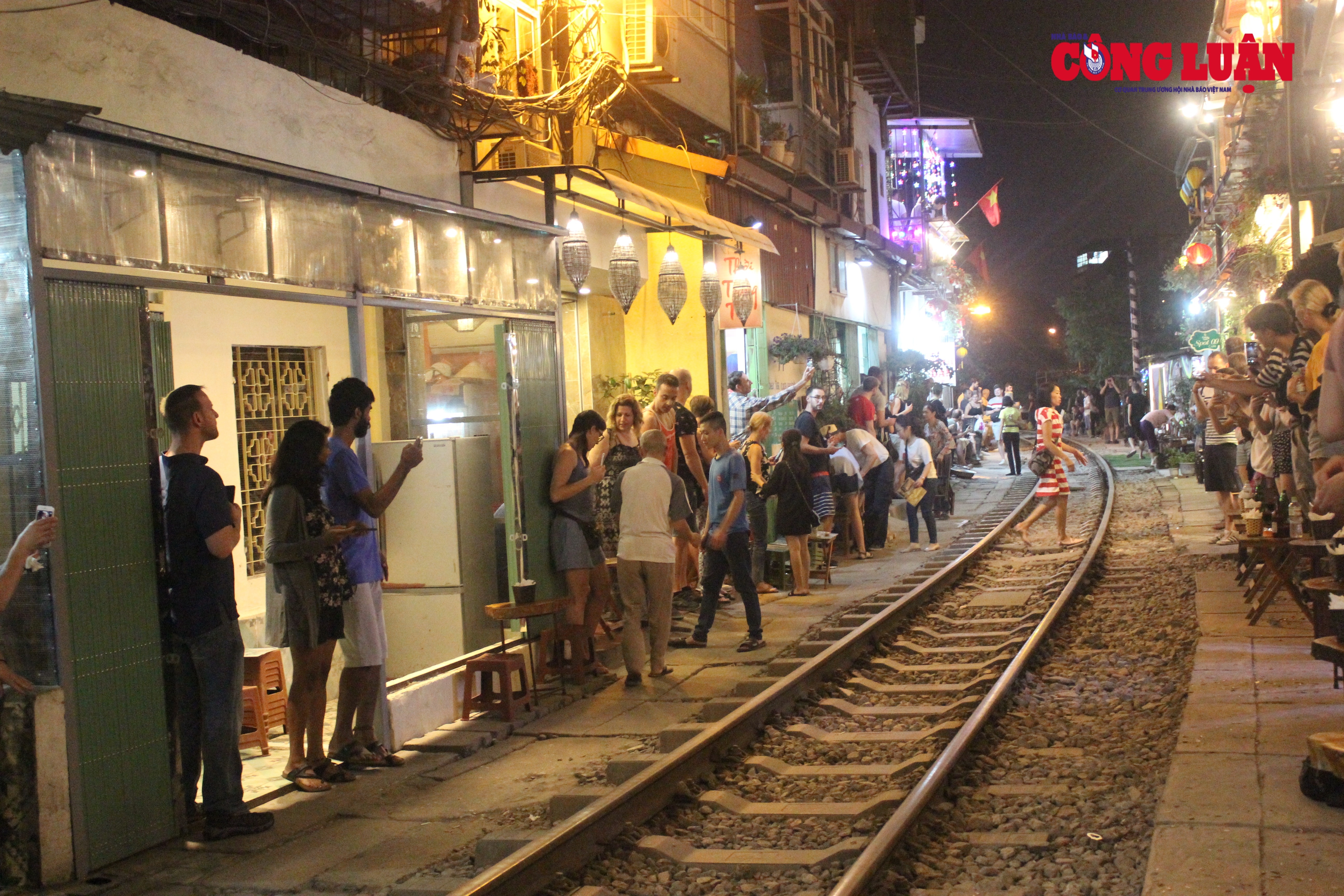 “Cafe đường tàu” thu hút rất đông khách hàng vào mỗi buổi tối