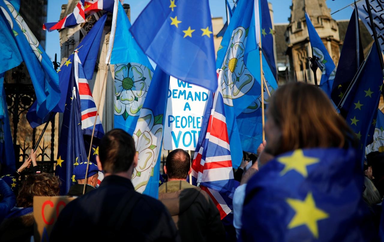 Người dân biểu tình phản đối Brexit trước tòa nhà Quốc hội Anh. Ảnh: Reuters