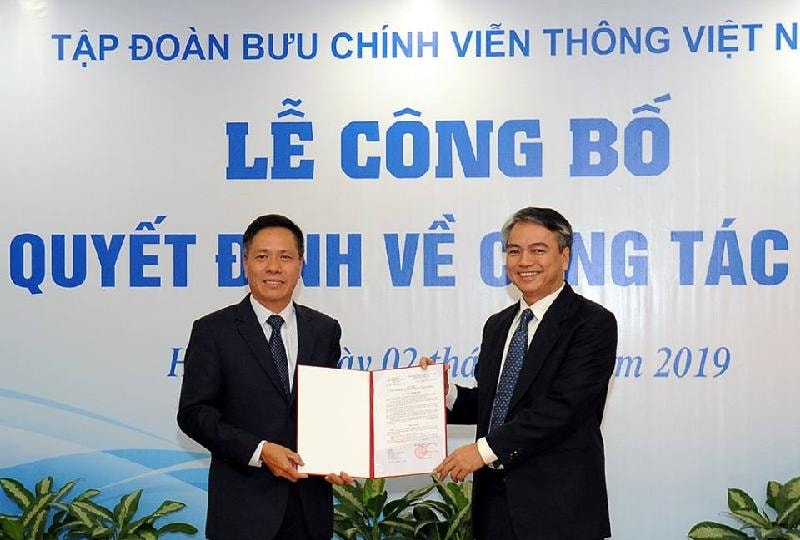 Ông Trần Mạnh Hùng, Chủ tịch Tập đoàn VNPT trao Quyết định Bổ nhiệm chức vụ Phó Tổng Giám đốc Tập đoàn VNPT cho ông Tô Dũng Thái (bên trái).