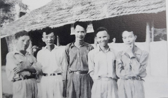 Ban Giám hiệu Trường Dạy làm báo Huỳnh Thúc Kháng. Ảnh: T.L