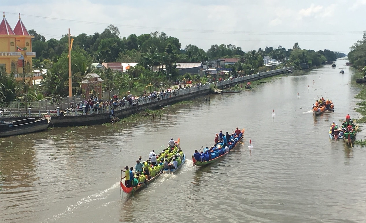 Các đội đua tranh tài tại giải đua ghe Ngo mở rộng tỉnh Bạc Liêu 2019.