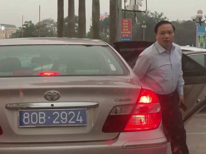 Ông Quảng đang ra khỏi chiếc xe gắn biển xanh 80B-2924 khi đi công tác (ảnh Thanh niên)