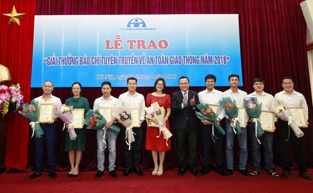 Ủy ban An toàn giao thông Quốc gia trao giải cho các tác giả đoạt giải