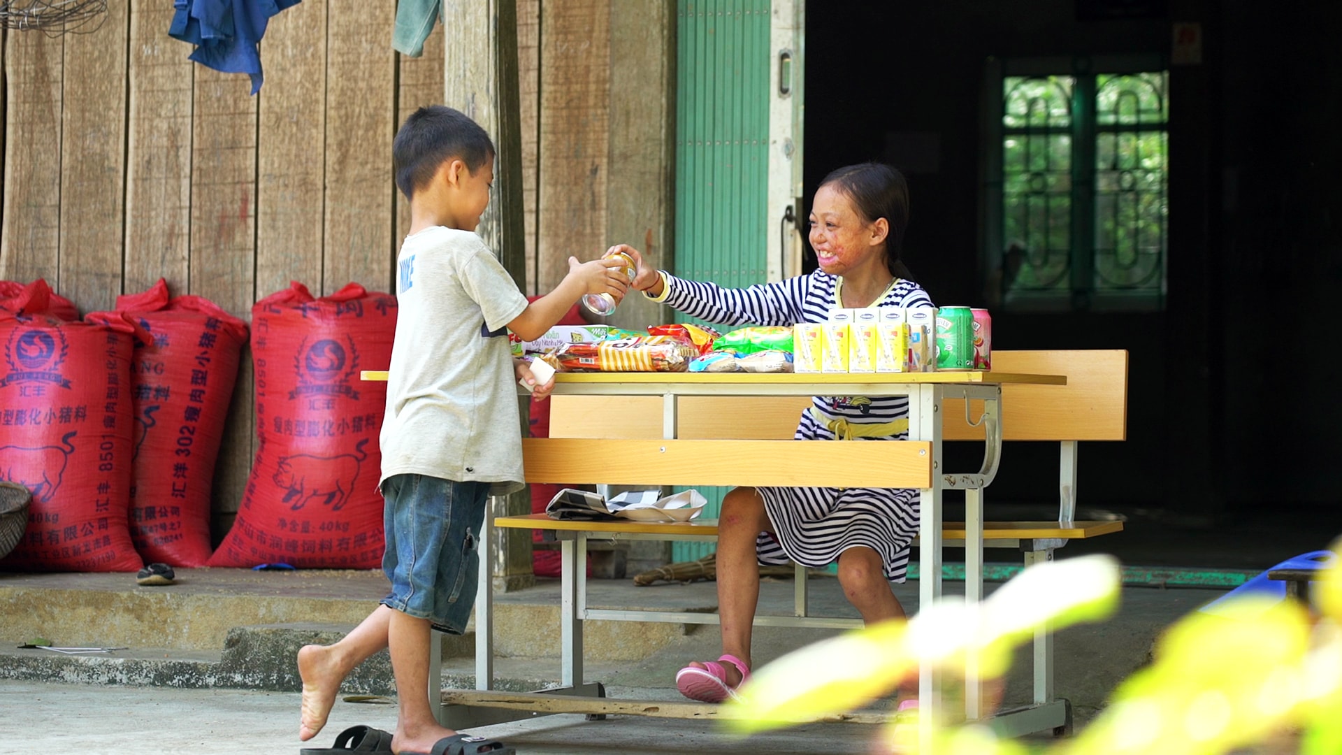 Ước mơ em bé Yên là được trở thành một cô bán hàng trong thôn, ngày ngày được cười nói và sẻ chia những câu chuyện đời thường với mọi người xung quanh
