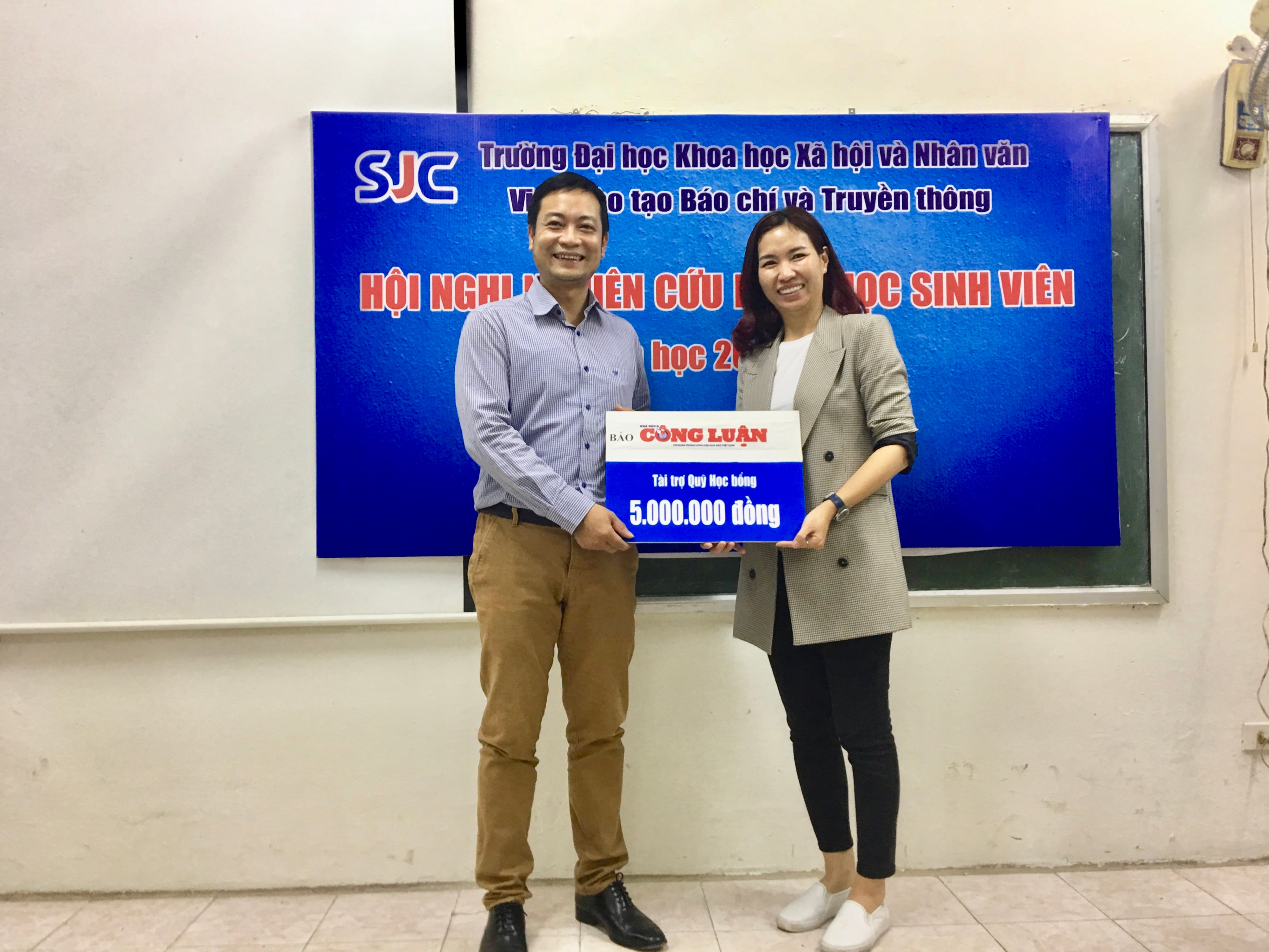 Nhà báo Trần Lan Anh - Phó Tổng Biên tập kiêm Tổng Thư ký Tòa soạn báo Nhà báo & Công luận trao tài trợ học bổng cho TS Nguyễn Sơn Minh, Phó Viện Trưởng viện đào tạo báo chí truyền thông. Ảnh: Huy Hoàng