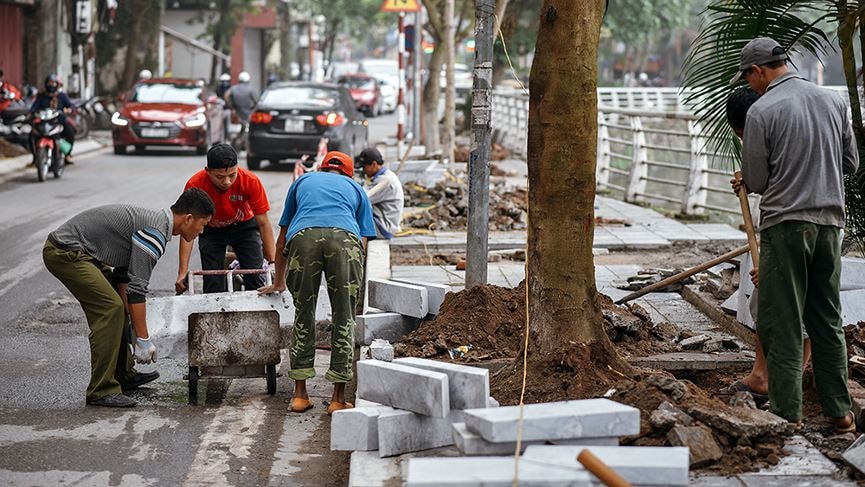Các quận, huyện, thị xã trên địa bàn Hà Nội được yêu cầu chịu trách nhiệm lựa chọn chủng loại vật liệu lát hè, đảm bảo rõ xuất xứ. Ảnh: T.P