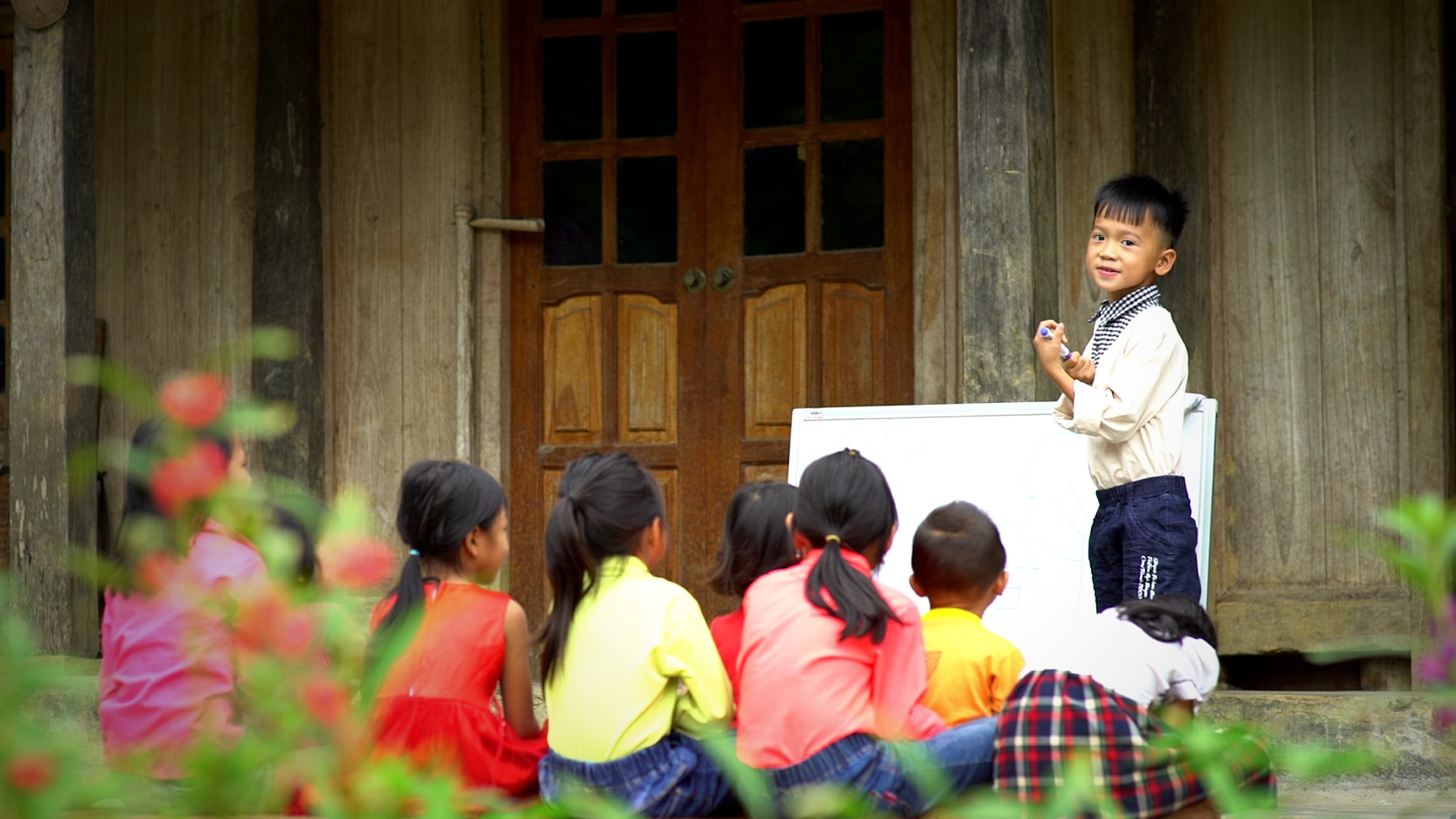 Tài nhỏ hơn hẳn so với các bạn đồng trang lứa, chân vẫn đi khập khiễng, nhưng em đã rất tự tin và hạnh phúc khi được trở thành một thầy giáo thực thụ, như trong ước mơ của mình