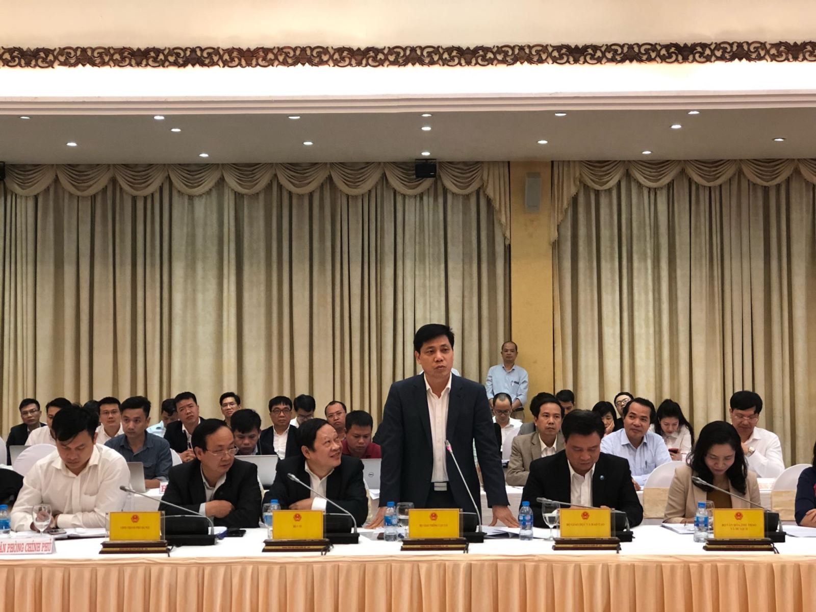 Thứ trưởng Bộ GTVT Nguyễn Ngọc Đông trả lời những câu hỏi của báo chí. Ảnh: TTXVN