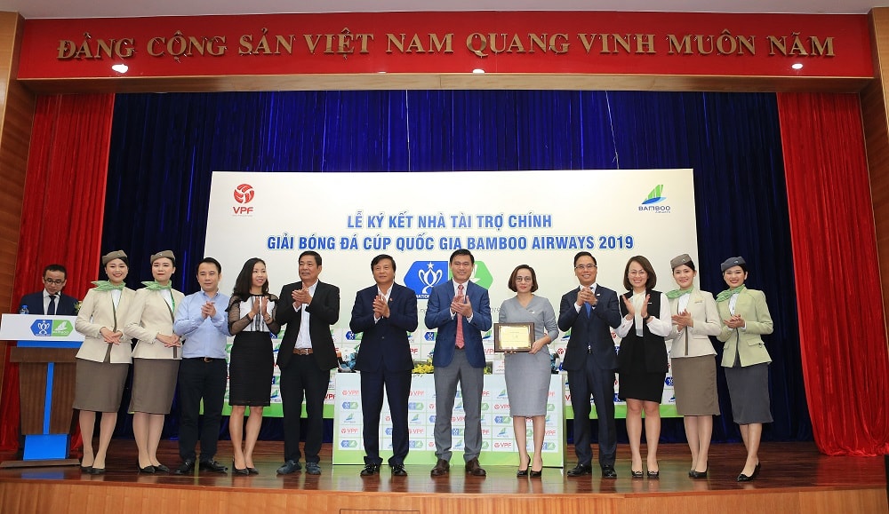 Chủ tịch, TGĐ Công ty VPF - Ông Trần Anh Tú và Phó Tổng Giám đốc Bamboo Airways - Bà Bùi Hải Huyền thực hiện lễ ký kết.