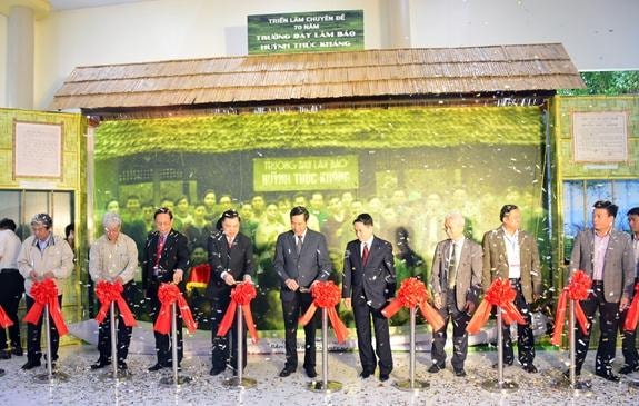 Các đại biểu cắt băng khánh thành khai mạc trưng bày chuyên đề kỷ niệm 70 năm Trường dạy làm báo Huỳnh Thúc Kháng