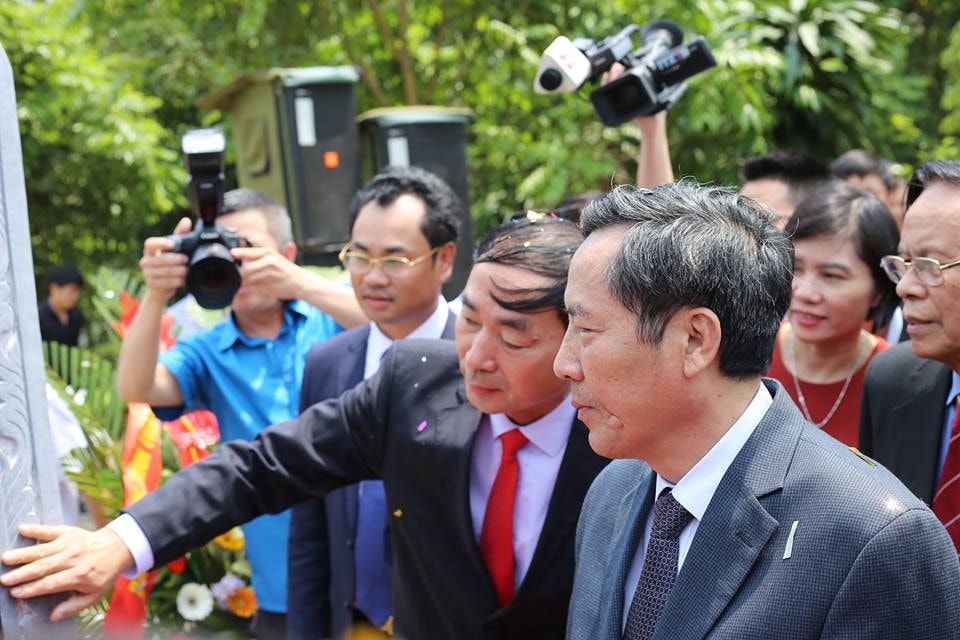 Các đại biểu rất quan tâm đến Bia Di tích lịch sử Quốc gia Trường dạy làm báo Huỳnh Thúc Kháng