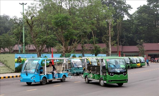 Hơn 60 xe điện đã sẵn sàng phục vụ du khách về với Lễ hội Đền Hùng năm nay. Ảnh: Trung Kiên/TTXVN.